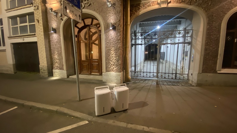 Два осушителя Ballu у входа в жилой комплекс Голландия ночью